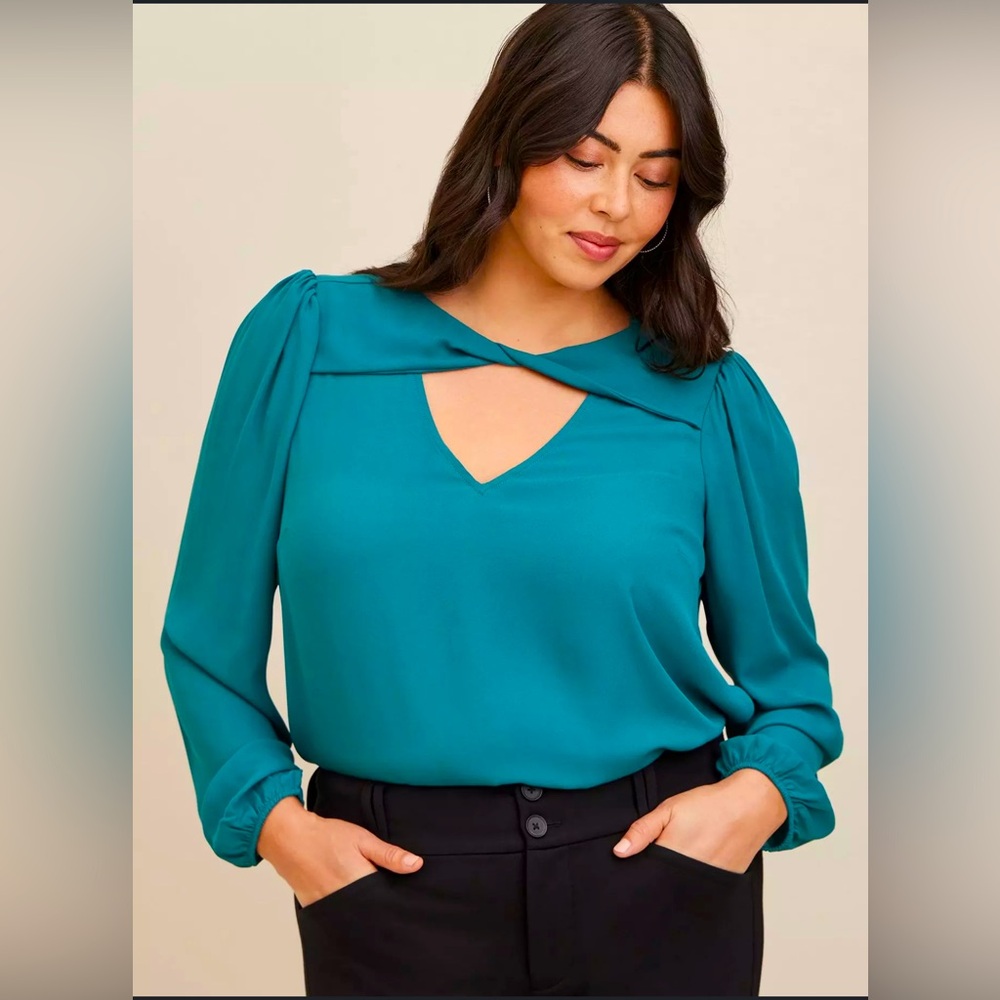 TORRID Georgette Twist Front Keyhole Blouse Size 2 2X (18-20)